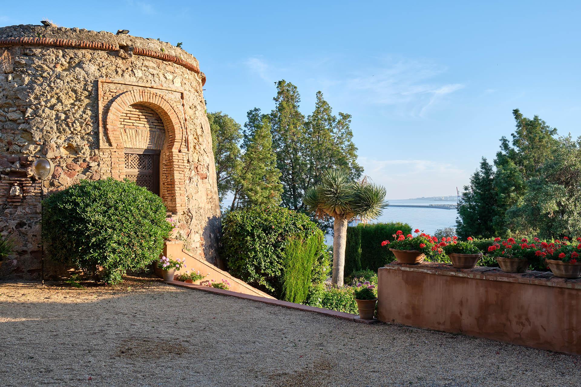 Soho Boutique Castillo De Santa Catalina - Adults Recommended Malaga Bagian luar foto The entrance to the castle
