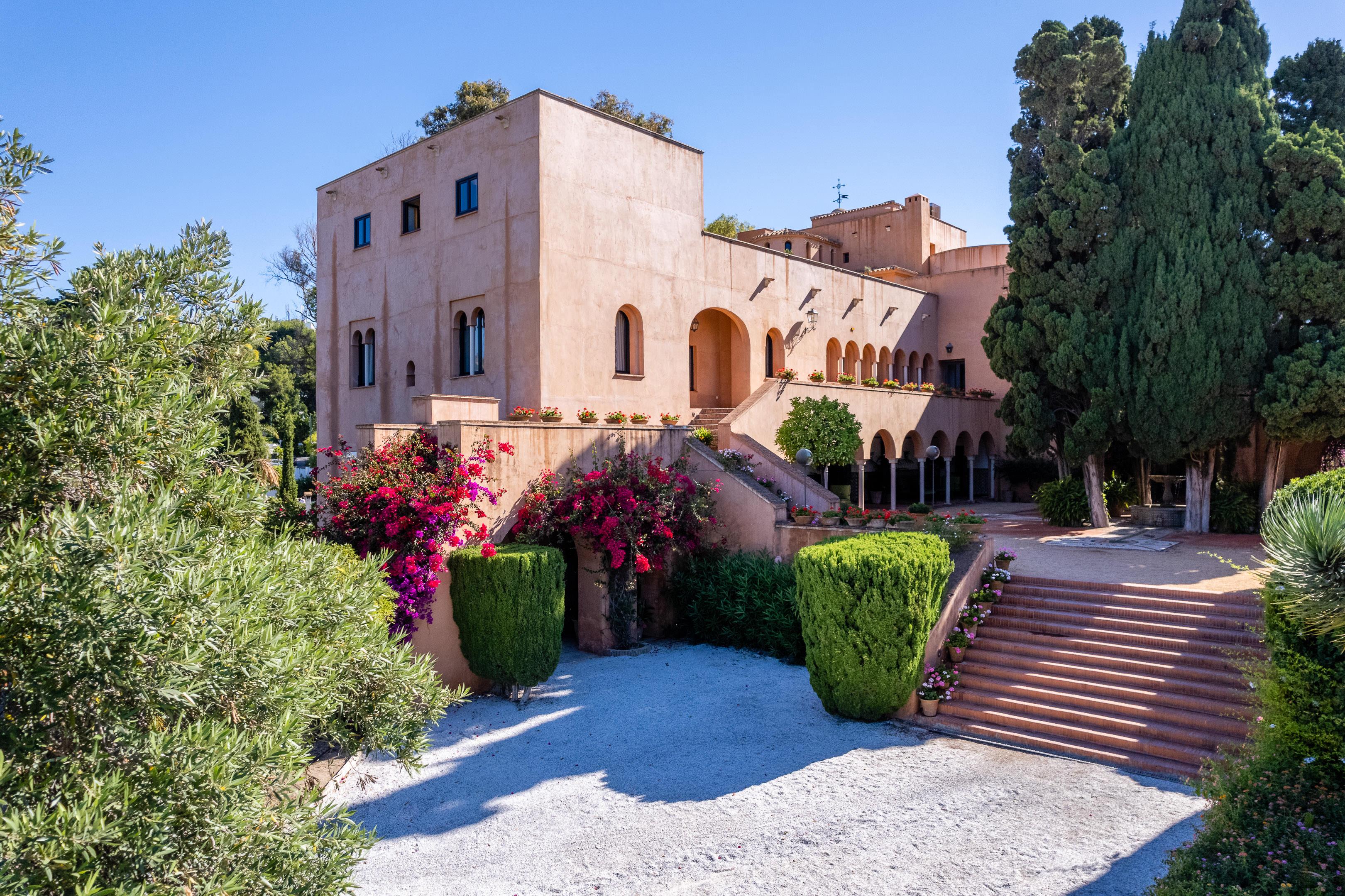 Soho Boutique Castillo De Santa Catalina - Adults Recommended Malaga Bagian luar foto The house of the Count of Barcelona, in the grounds of the Palau Reial de Pedralbes.