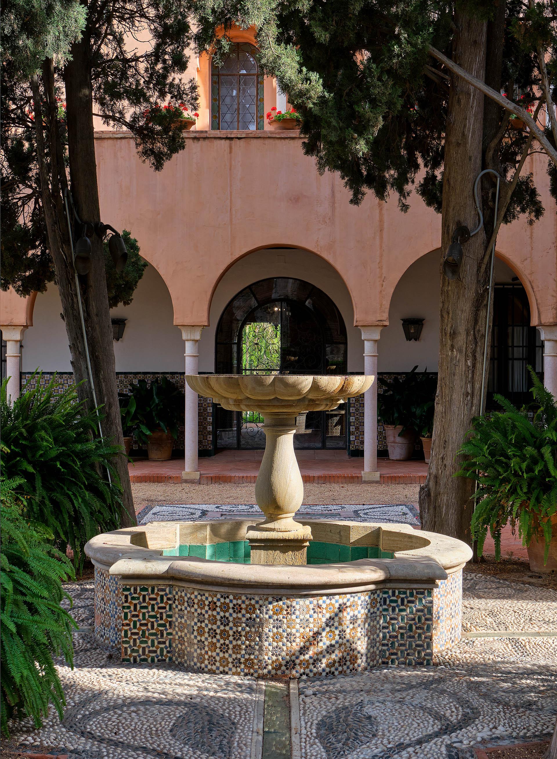 Soho Boutique Castillo De Santa Catalina - Adults Recommended Malaga Bagian luar foto Fountain at the center of the courtyard
