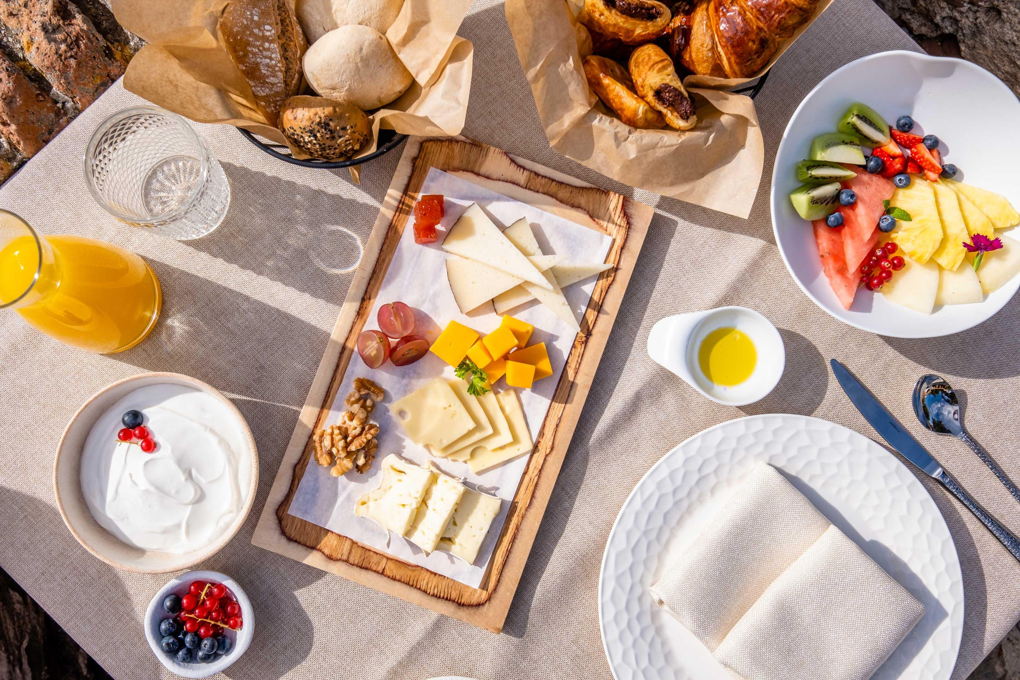 Soho Boutique Castillo De Santa Catalina - Adults Recommended Malaga Bagian luar foto A cheese board with fruit and bread